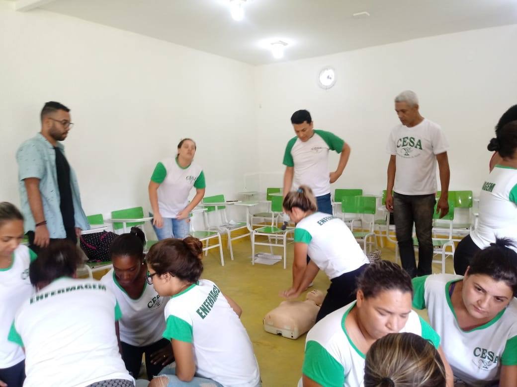 Turma do curso técnico em Enfermagem do CESA Itaipu durante simulação prática de primeiros socorros